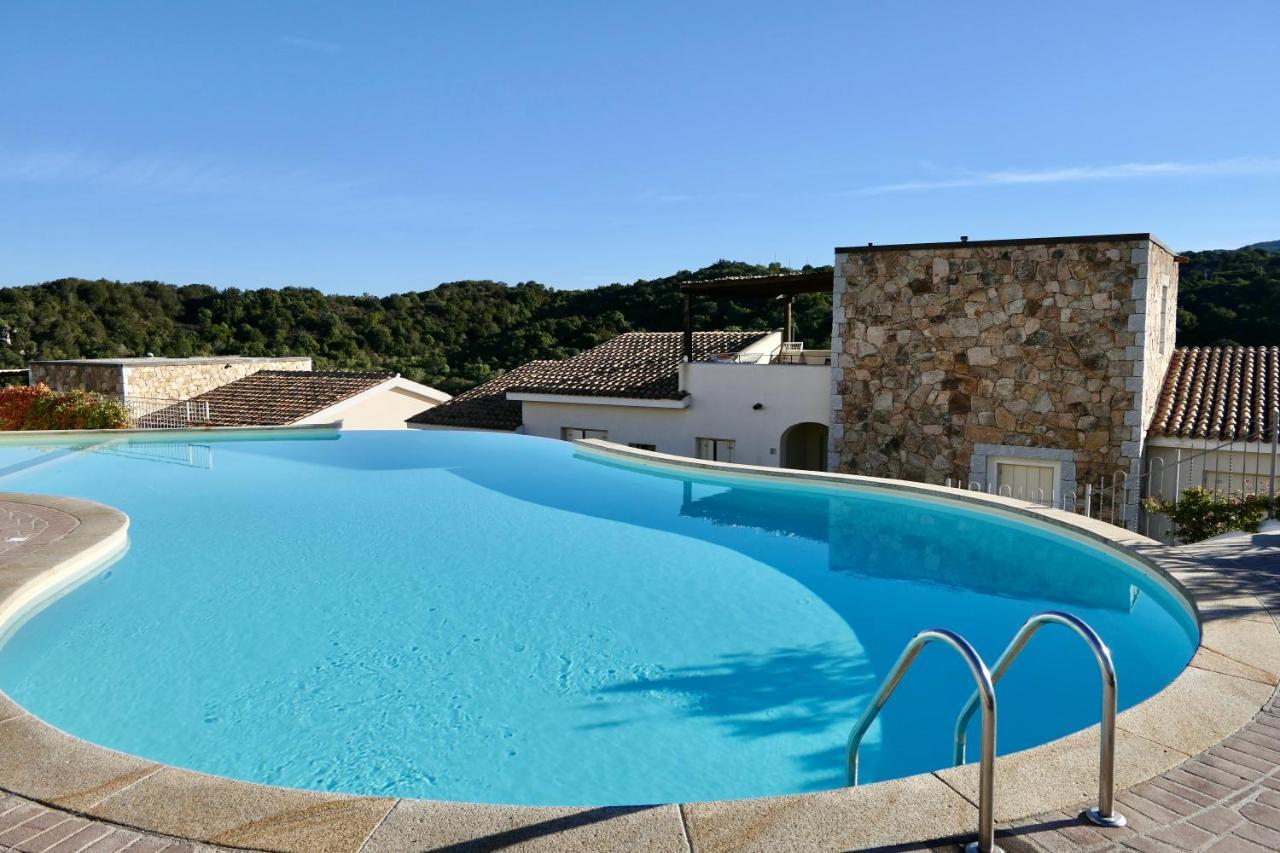 Residence Con Piscina A 4 Km Da Baja Sardinia Cala Bitta Екстериор снимка