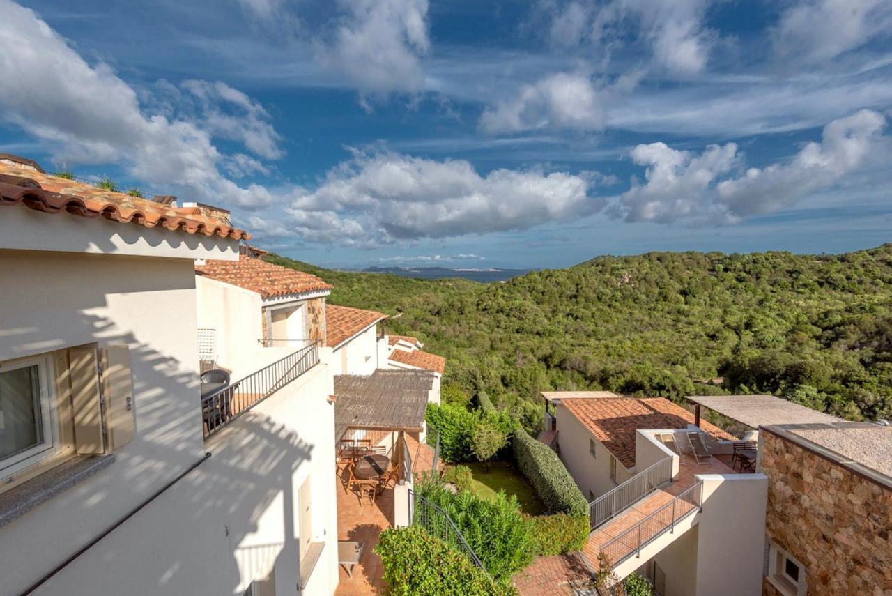 Residence Con Piscina A 4 Km Da Baja Sardinia Cala Bitta Екстериор снимка