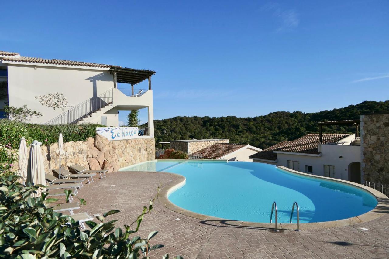 Residence Con Piscina A 4 Km Da Baja Sardinia Cala Bitta Екстериор снимка